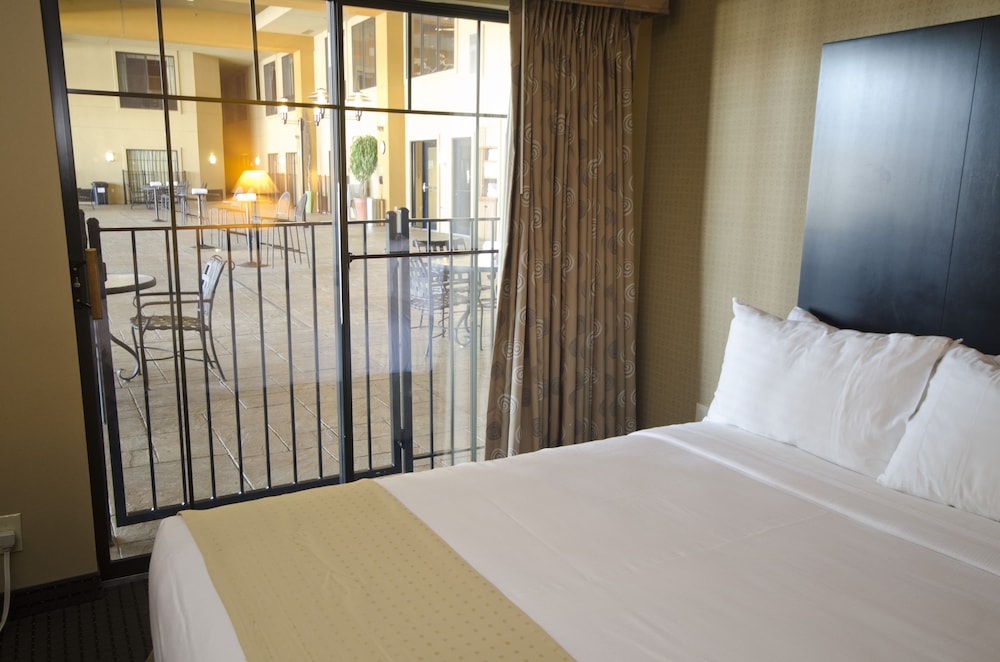 Room, 2 Queen Beds, Poolside photo 2