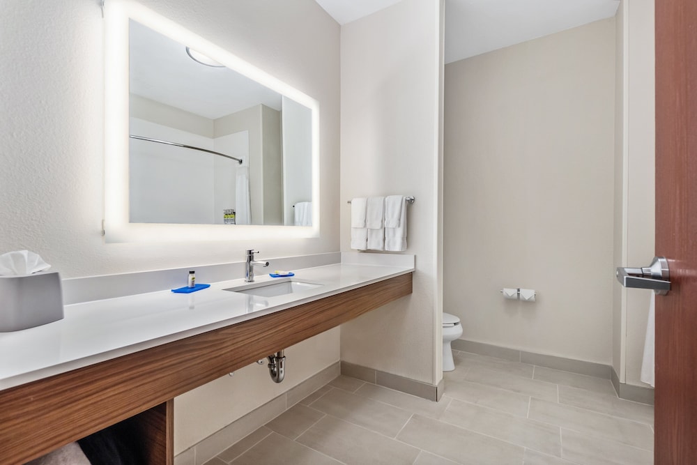 Standard Room, 2 Queen Beds - Photo 11