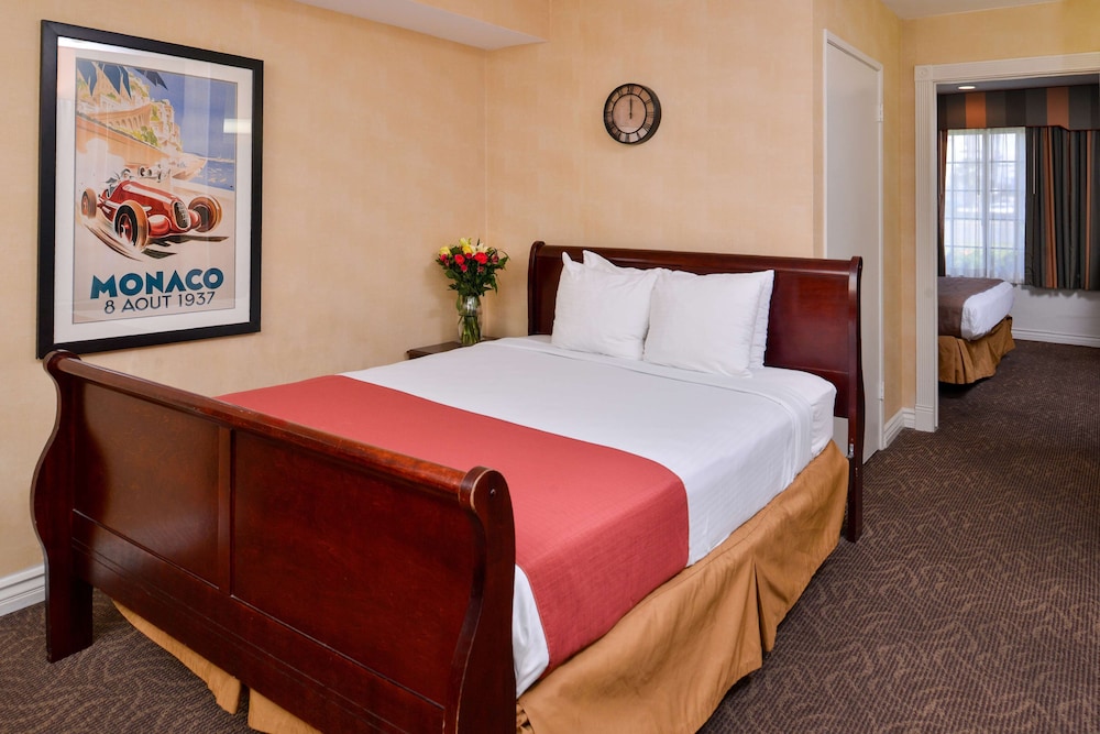 Suite, Multiple Beds, Non Smoking, Refrigerator & Microwave (Larger Room) - Photo 5