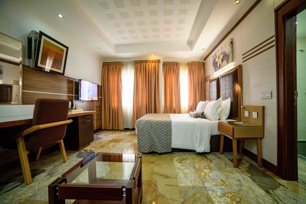 Comfort Room, 1 Queen Bed, City View