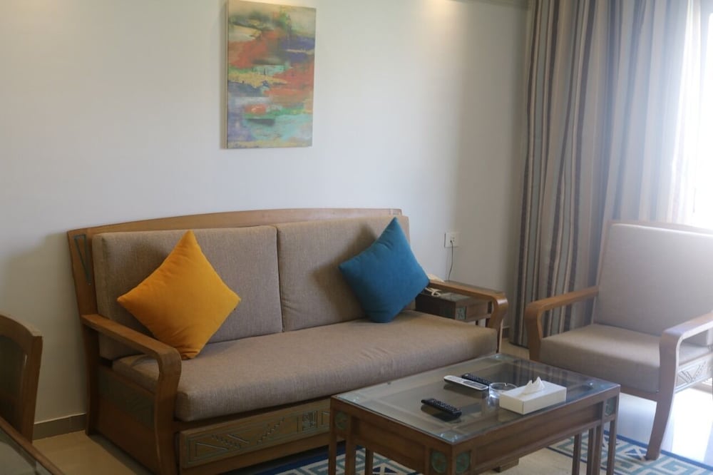 Suite, 2 Bedrooms - Photo 8