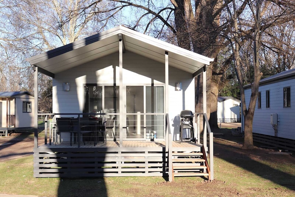 Luxury Cabin, 3 Bedrooms, 2 Bathrooms, River View