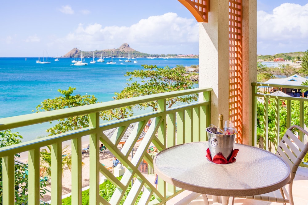 One Bedroom Beach Front Suite King - Photo 2