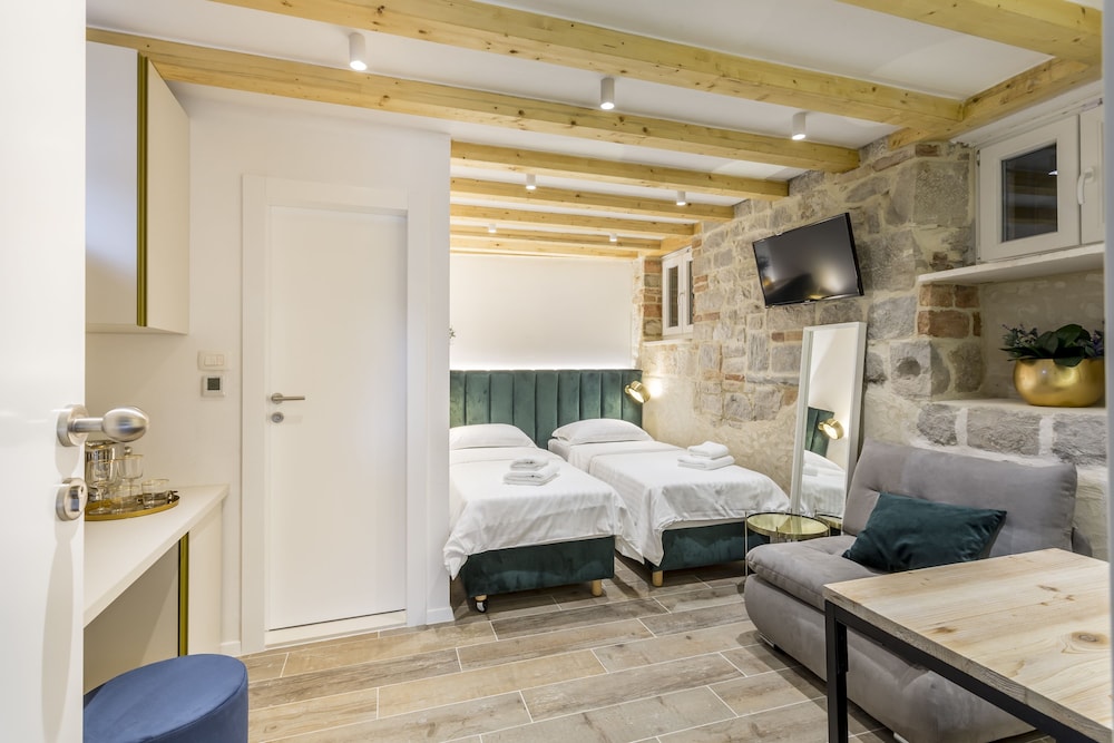 Deluxe Double Room (1)