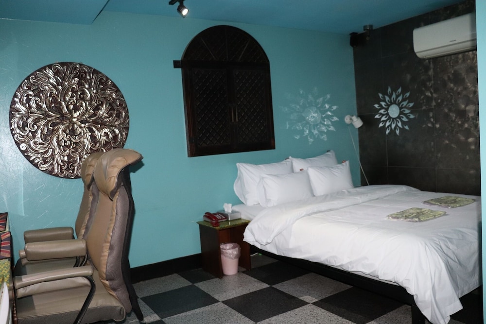 VIP Room - Photo 8