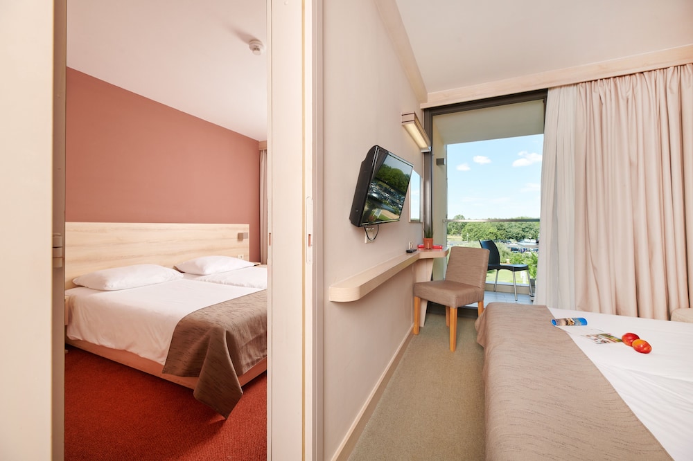 Classic Room with Balcony (Park side - connected) thumbnail 5