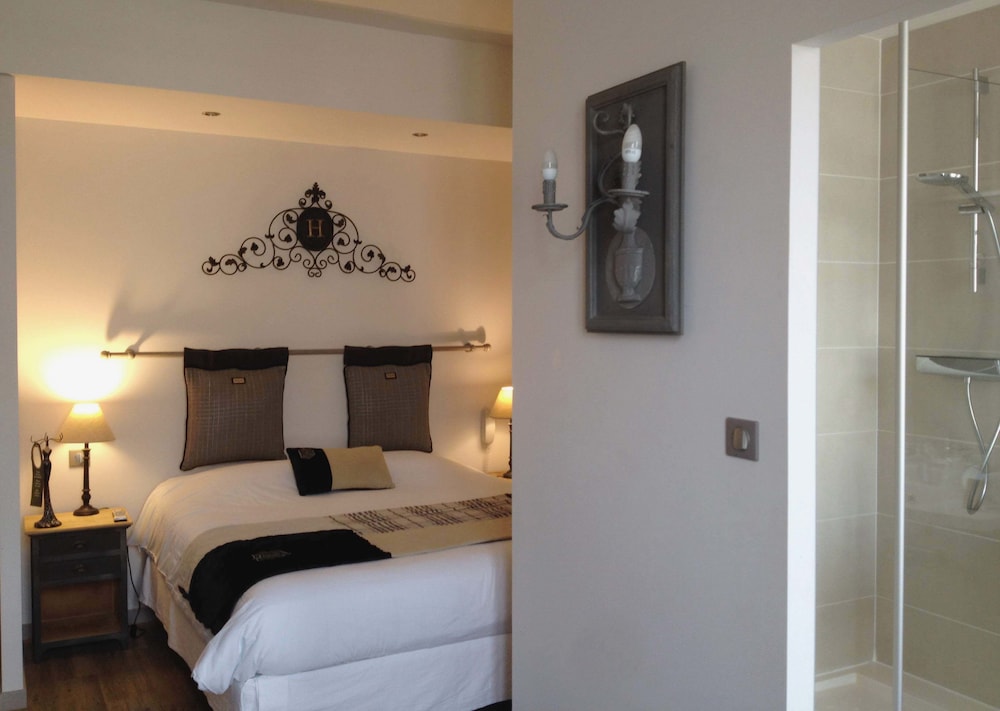 Junior Double Room, Pool Access photo 2