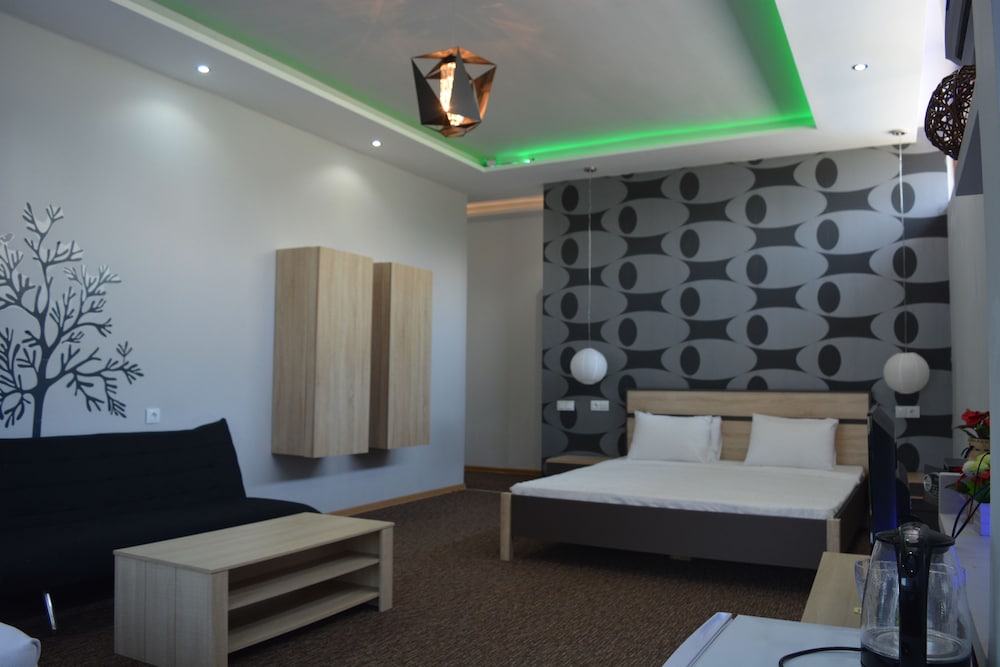 Deluxe Triple Room (7,10,12)