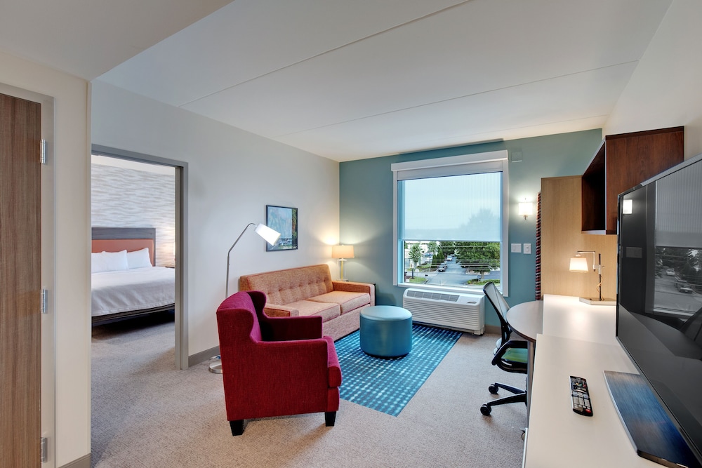 Suite, 1 King Bed, Accessible, Bathtub - Photo 3
