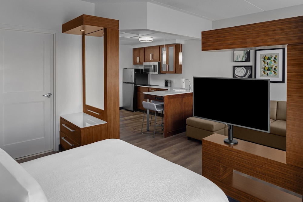 Studio, 1 Queen Bed with Sofa bed (Hearing Accessible) photo 2