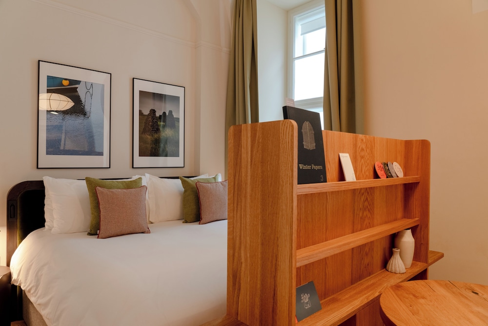 Wilde Superior Bedroom