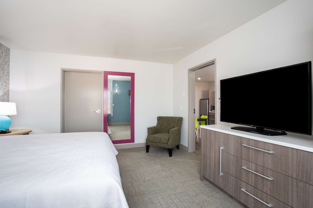 Suite, 1 King Bed, Accessible, Bathtub (Mobility & Hearing) - Photo 4