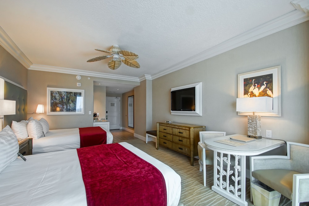 Deluxe Room, 2 Queen Beds, Smoking photo 3