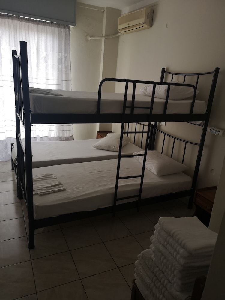 Basic Room (6 beds) photo 2