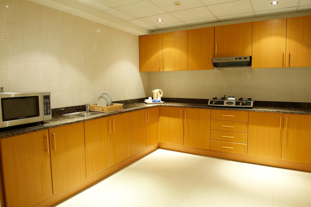 Suite, 1 King Bed, Kitchen photo 3