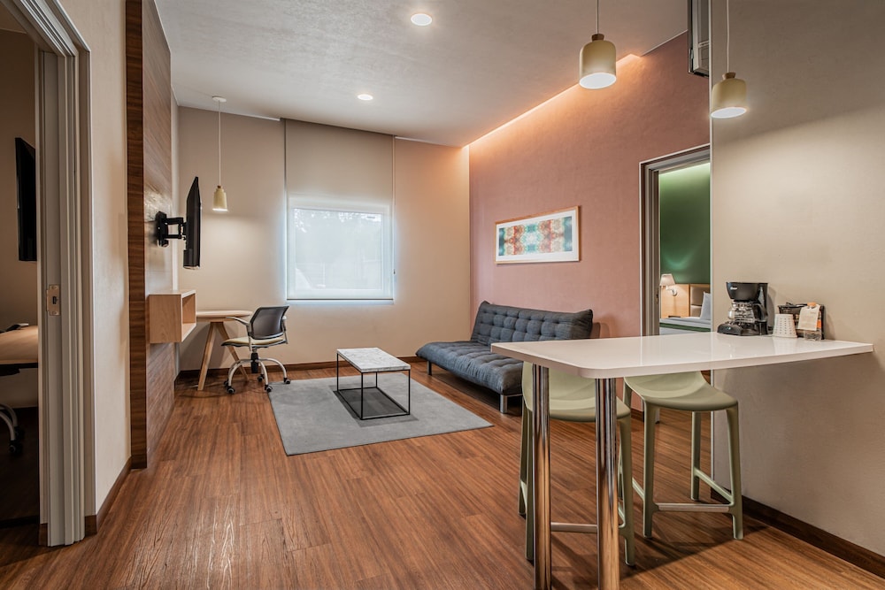Suite, 2 Bedrooms - Photo 1