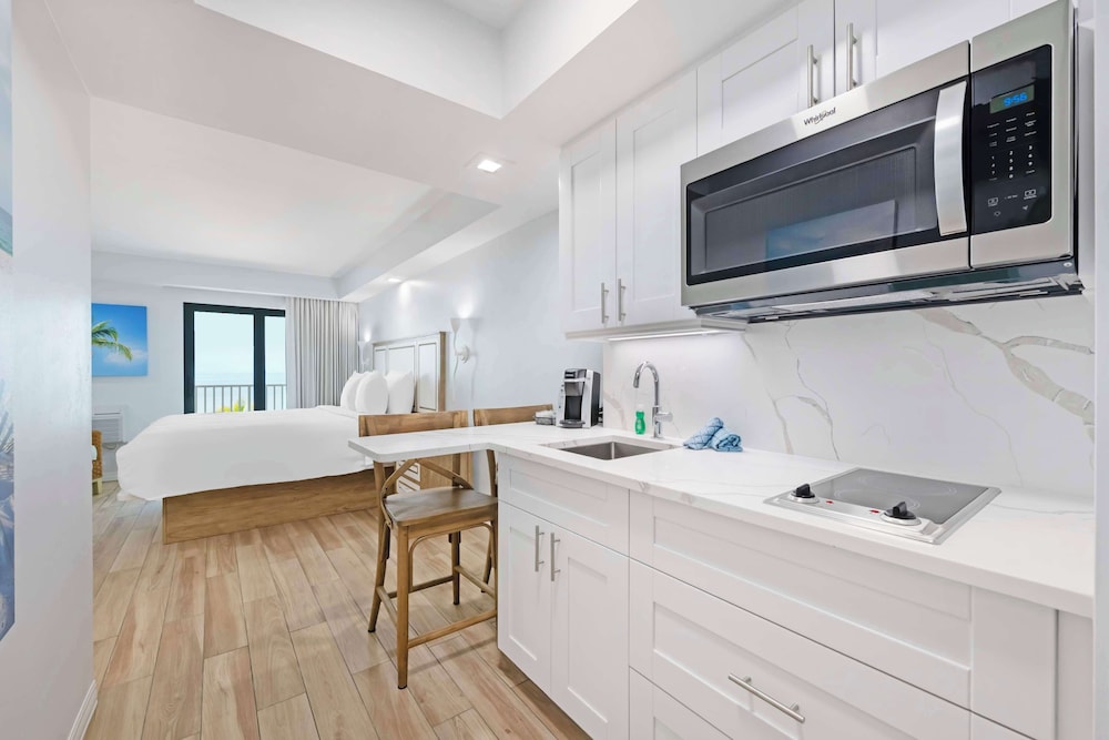 Standard Room, 1 King Bed, Non Smoking, Balcony (Gulf View) - Photo 4