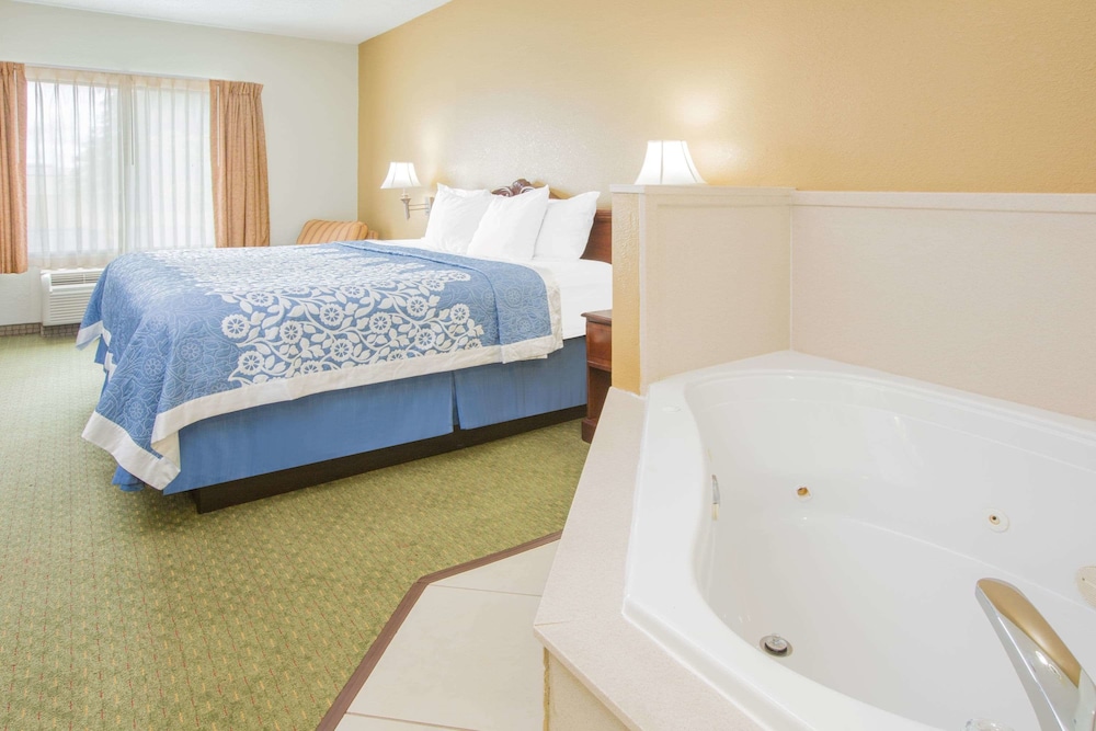 Room, 1 King Bed, Refrigerator - Photo 1