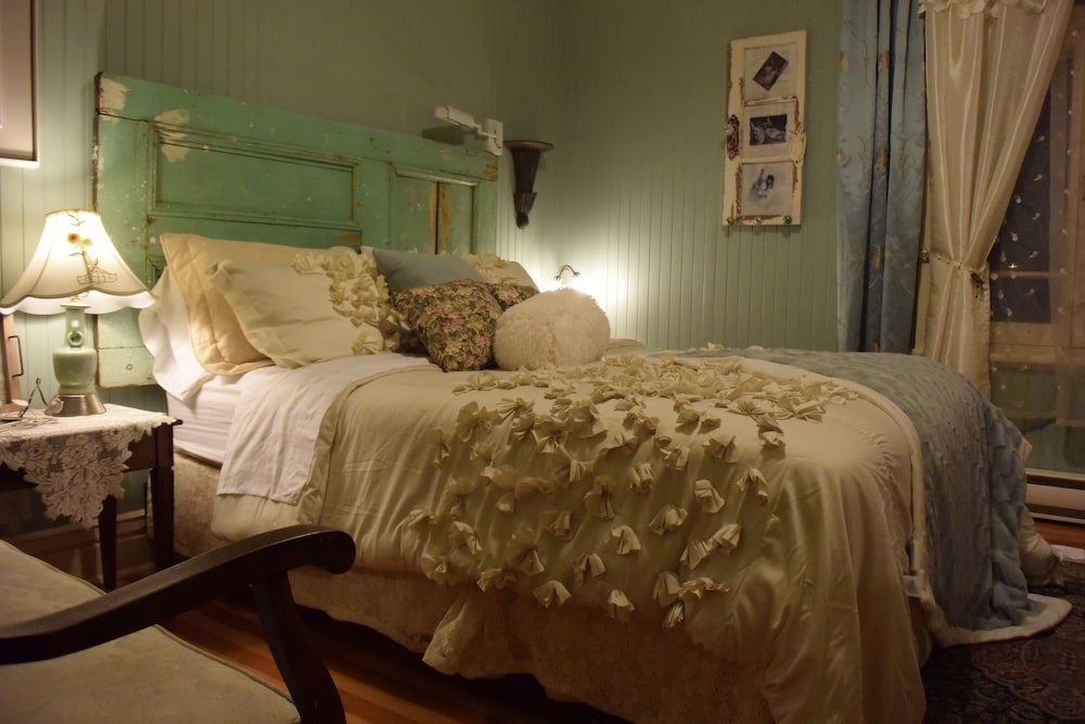 Room, 1 Queen Bed, Shared Bathroom (Coq) photo 2