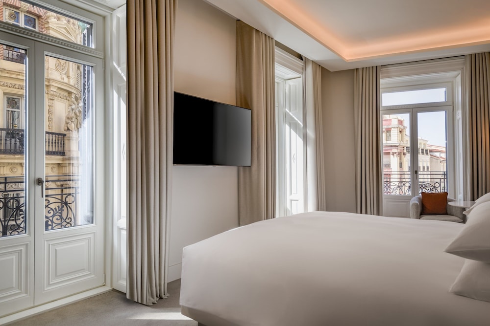 Premium Room, 1 King Bed, Non Smoking, City View (Corner)