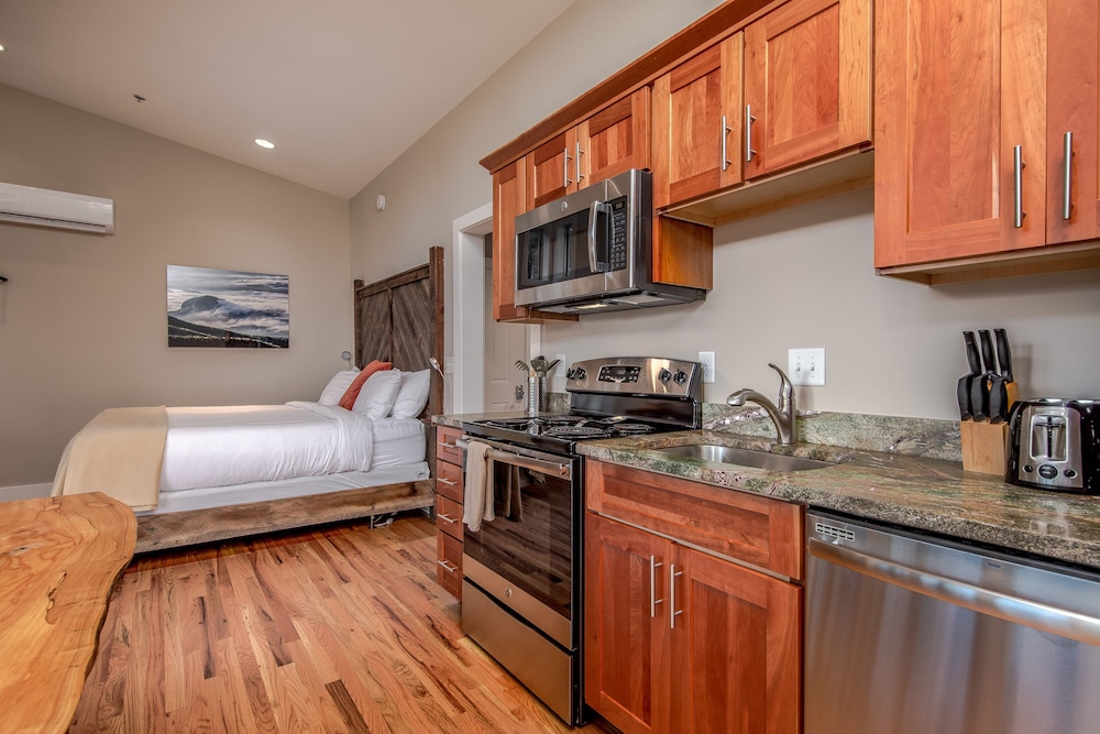 Luxury Studio Suite, 1 King Bed, Balcony, Mountainside