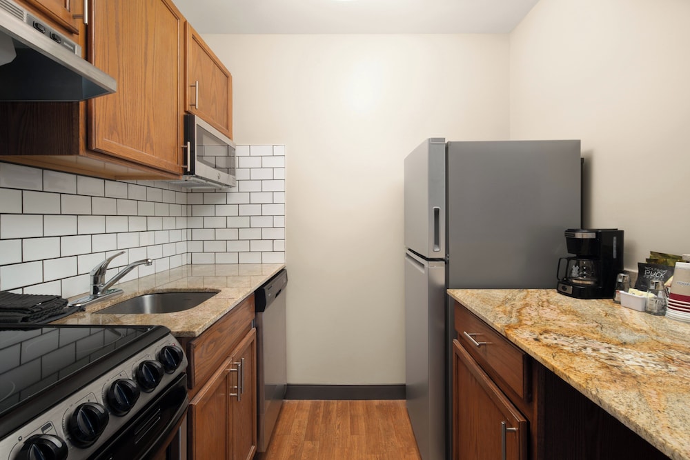 Studio, 1 Queen Bed, Accessible Bathtub (Communications, Mobility) - Photo 4
