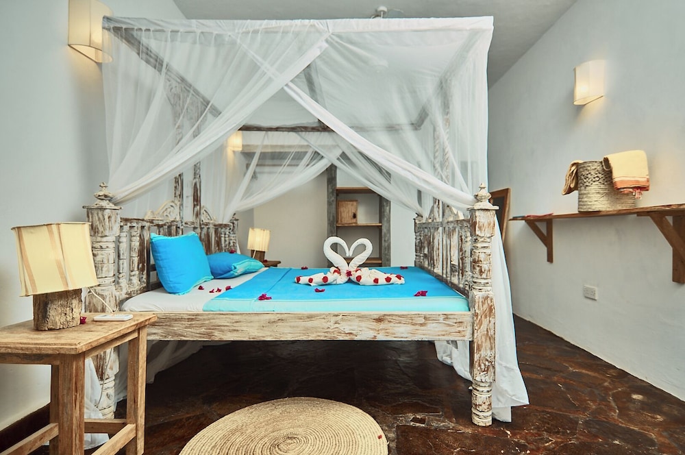 Standard Double Room, 1 King Bed, Balcony, Pool View photo 3