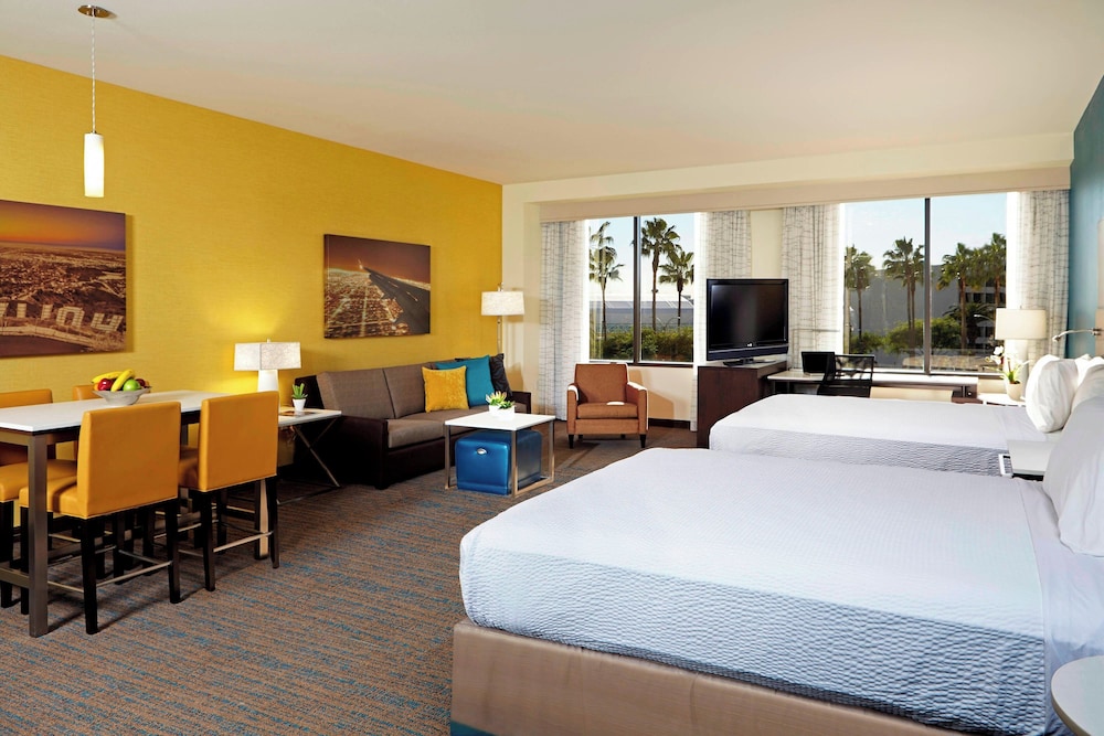 Studio, Multiple Beds (Mobility/Hearing Access, Roll-In Shwr)