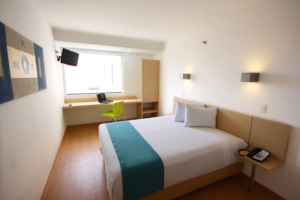 Standard Room, 1 Queen Bed - Photo 2