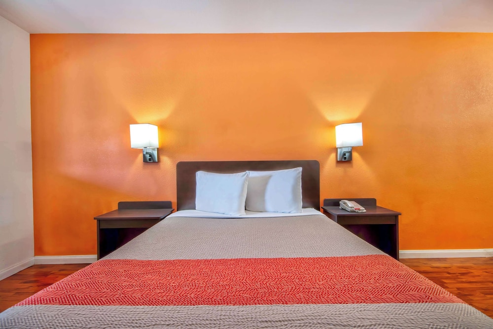 Standard Room, 1 Queen Bed, Accessible, Non Smoking - Photo 8