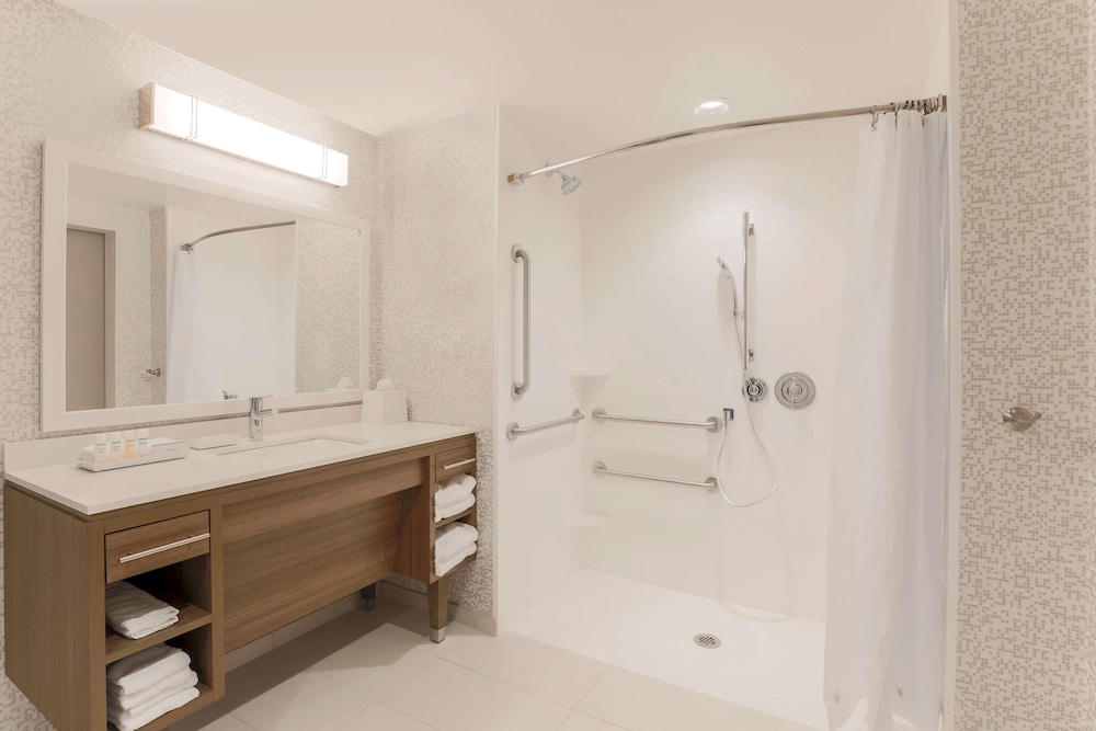 Suite, 1 Queen Bed, Accessible (Roll-In Shower) - Photo 6