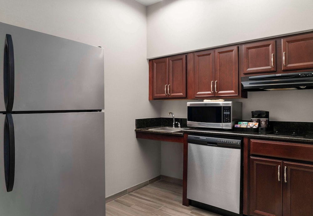 Studio, 1 Queen Bed, Accessible (Mobility & Hearing, Roll-in Shower) photo 3
