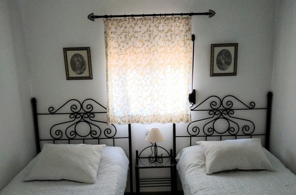Basic Twin Room photo 3