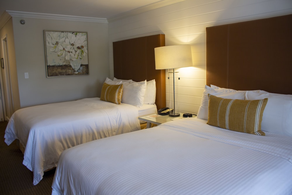 Standard Room, 2 Queen Beds, Non Lakeview, Non Smoking - Photo 1