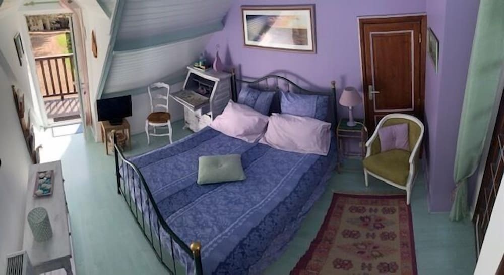 Classic Double Room, Ensuite (Chambre Parme) photo 3