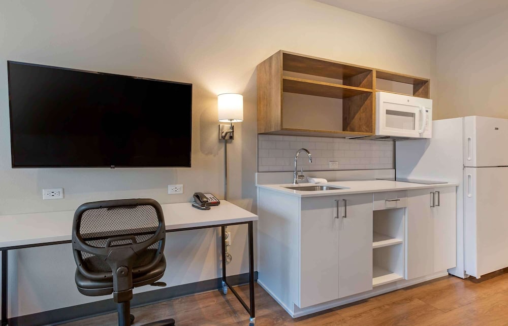Standard Studio, 2 Queen Beds, Non Smoking, Refrigerator (Microwave) - Photo 3
