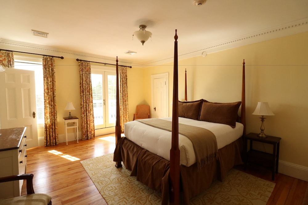 Gordon Ramsey Suite, 1 Queen Bed, Clawfoot tub, Antique show fireplace, Shared balcony with views