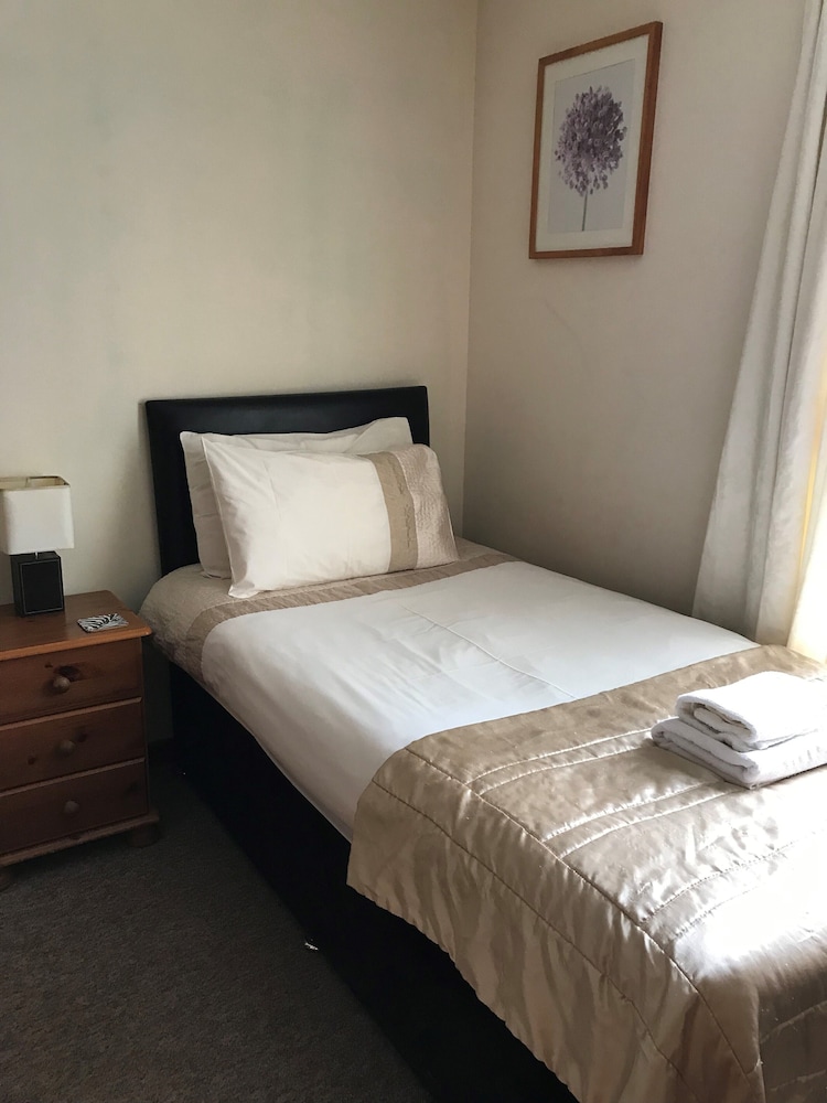 Single Room (with Private Bathroom) photo 1
