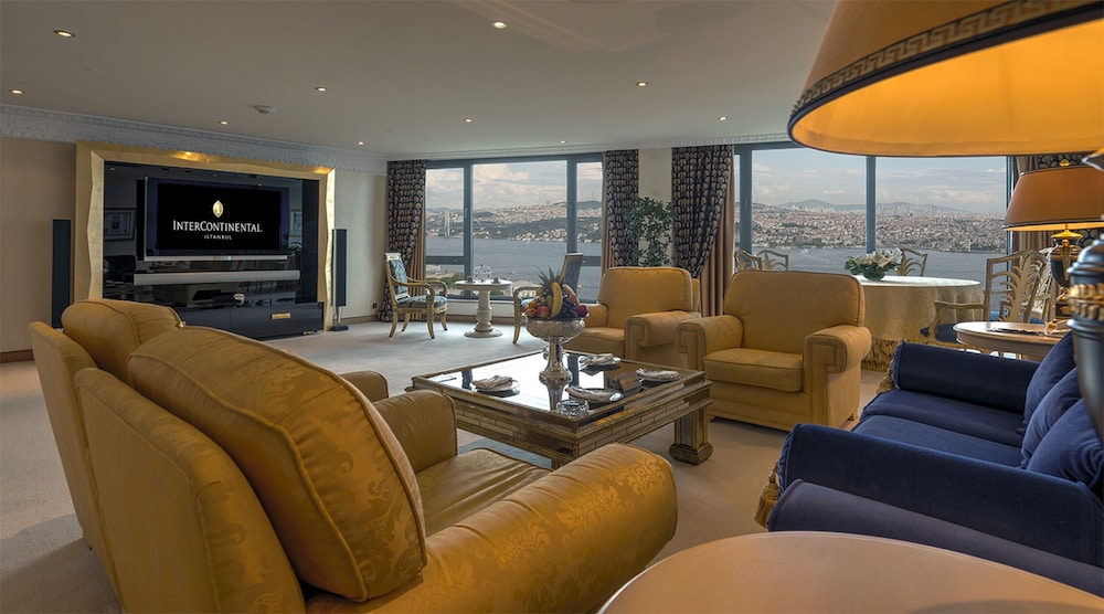 Premium Room, 1 King Bed, Smoking, City View (Club Lounge Access) thumbnail 5