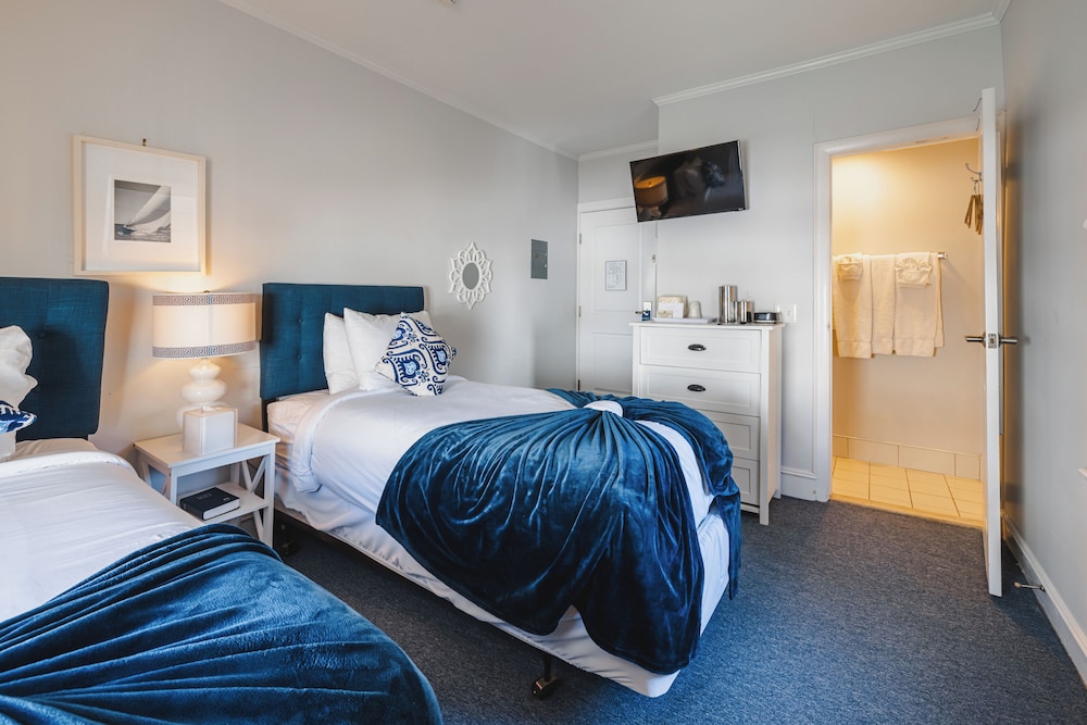 Classic Room, 2 Twin Beds, Private Bathroom, Partial Ocean View (Room 12) photo 3