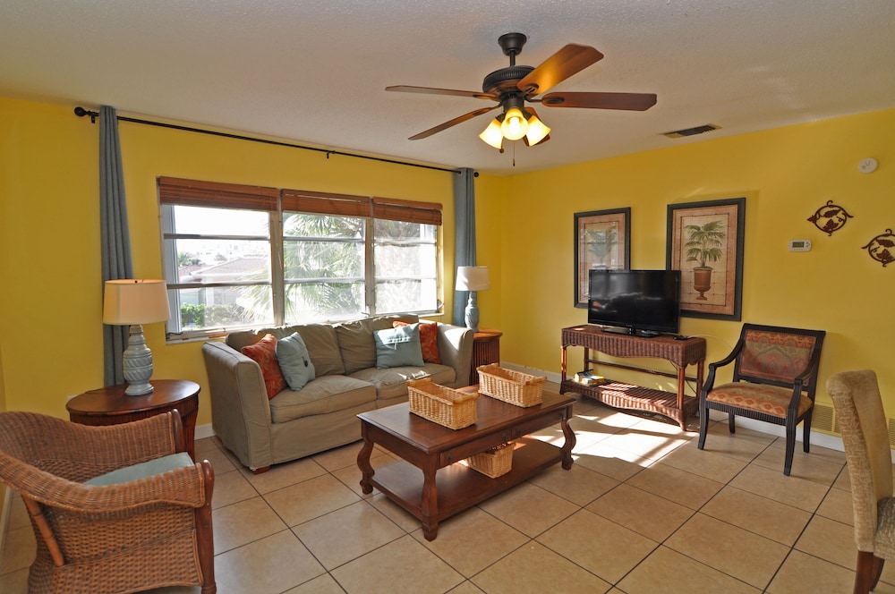 One-Bedroom Condo - No Resort & No Parking fees photo 2