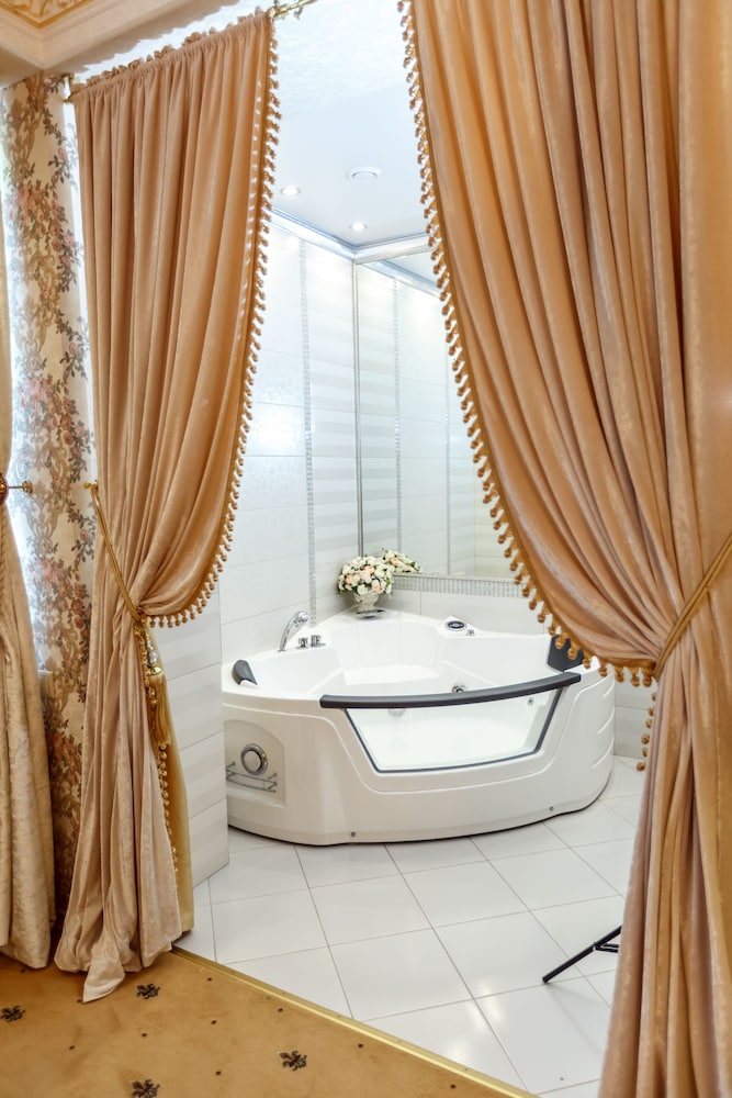 Honeymoon Suite photo 3