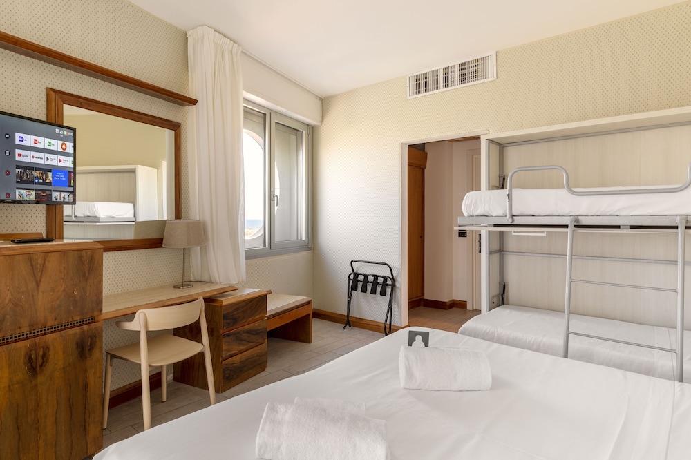 Standard Quadruple Room, Non Smoking, Beach View - Photo 3