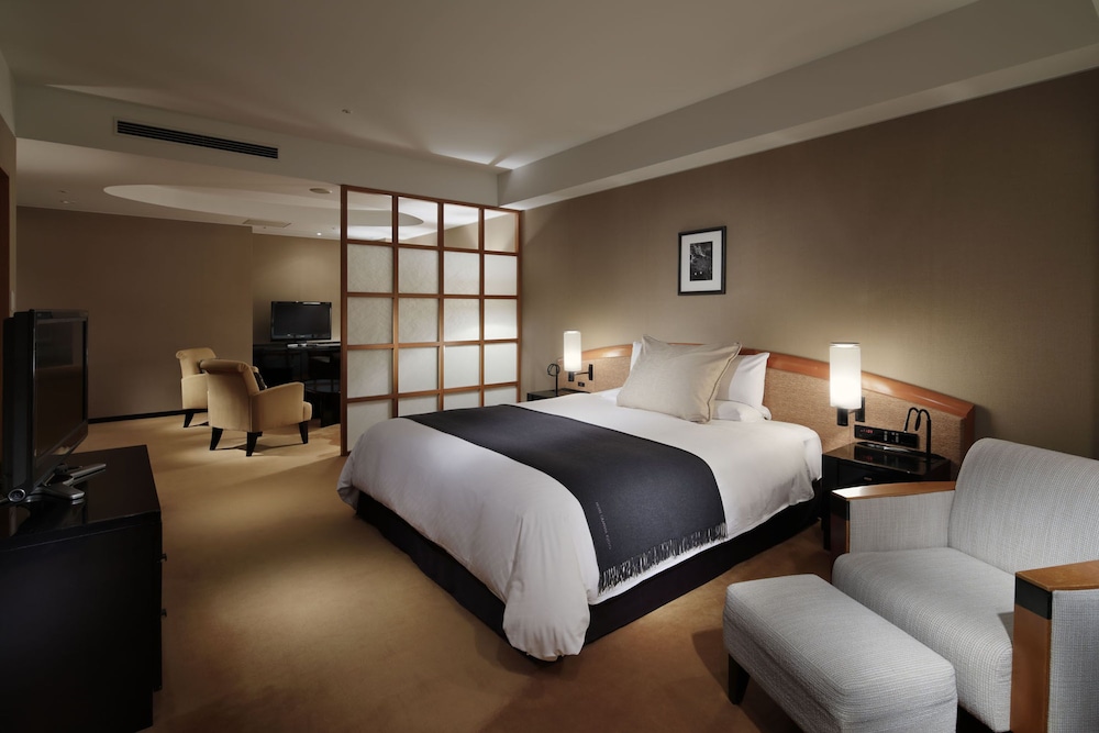 Non Smoking, 1 King Bed, Semi-Suite with Club Lounge Access - Photo 1