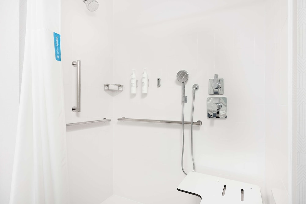 Room, 2 Queen Beds, Accessible (Roll-In Shower) - Photo 5