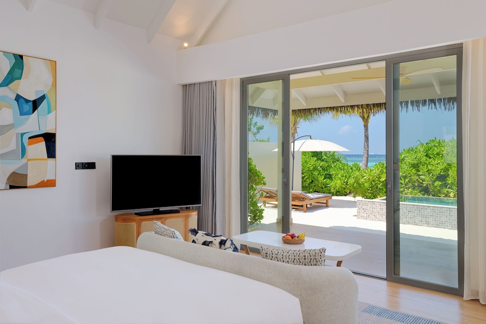 Villa (Beach Pool, 1 King & Kids Room)