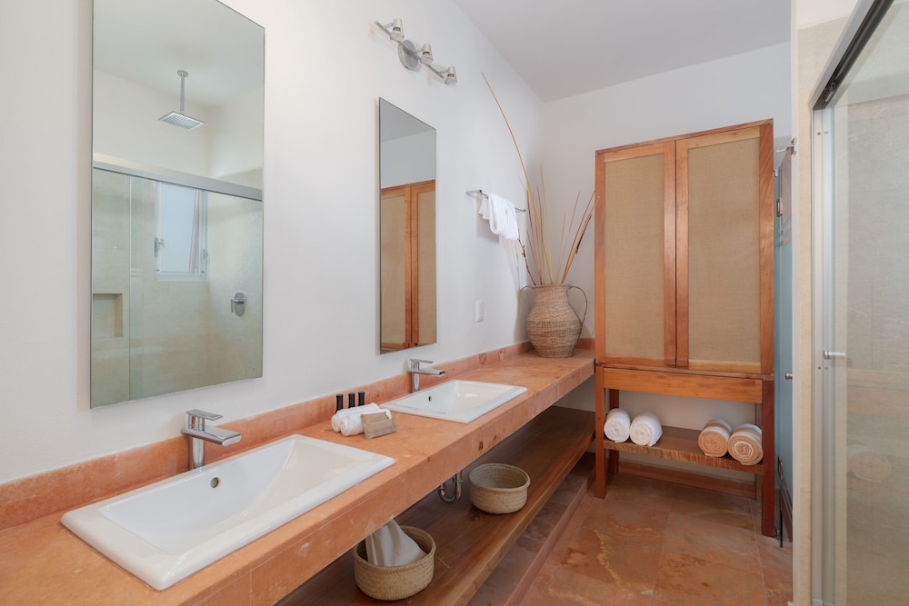 Master Suite Beachfront with Plunge Pool