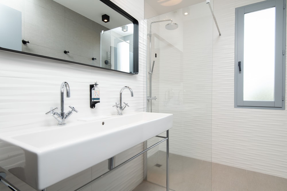 Large Suite - Photo 14
