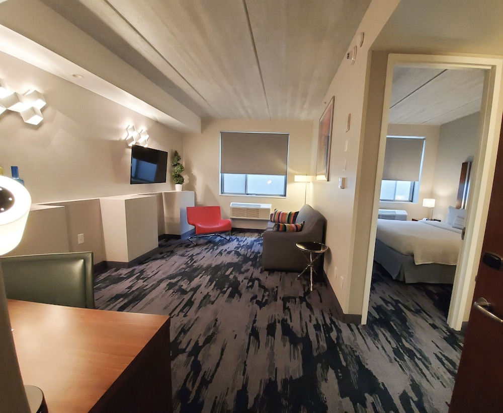 Suite, 1 King Bed - Photo 4