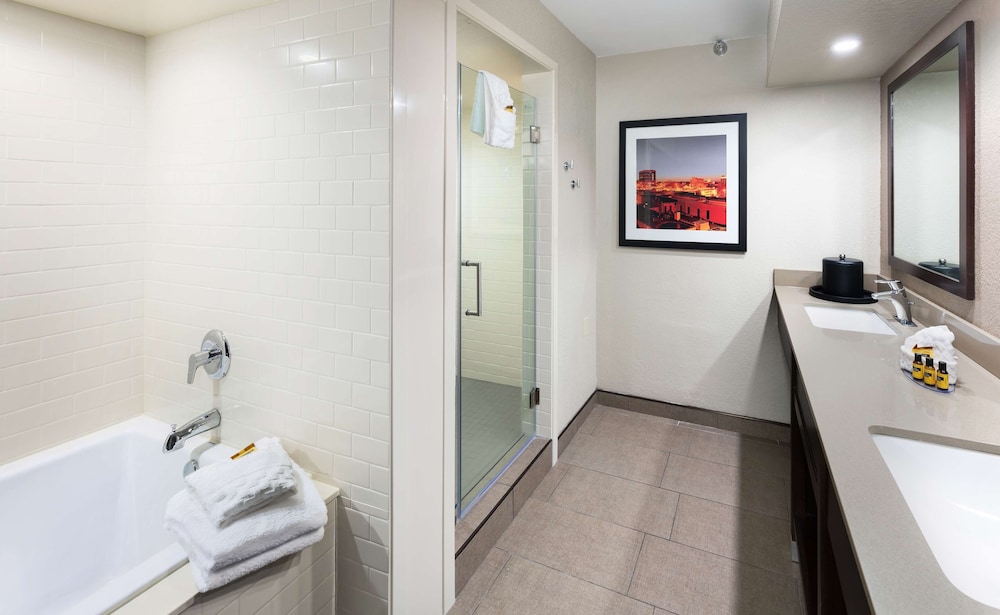 Suite, Multiple Beds, Non Smoking, Refrigerator & Microwave - Photo 5
